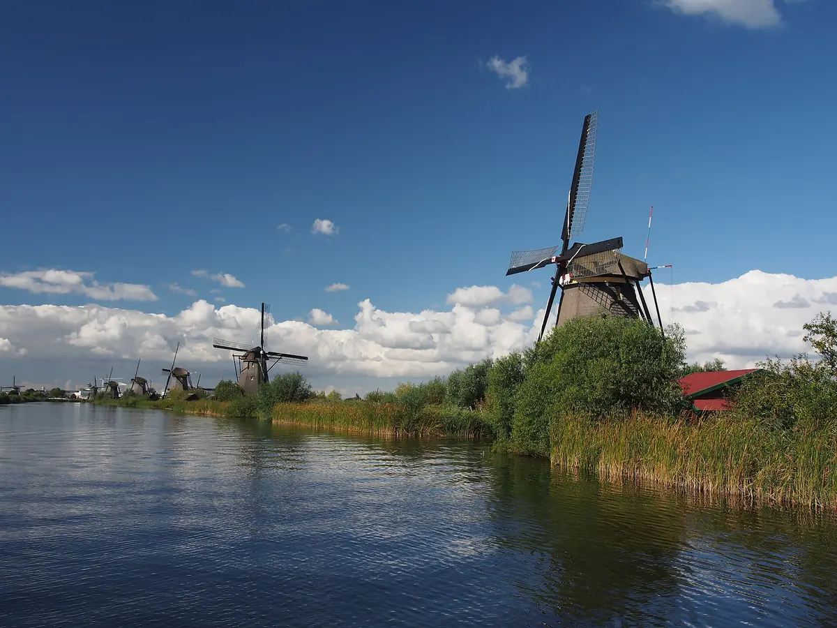 Molens langs het water bij Kinderdijk