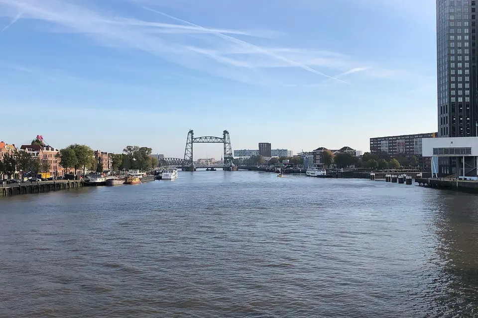 De Koningshaven in Rotterdam met de oude spoorbrug De Hef