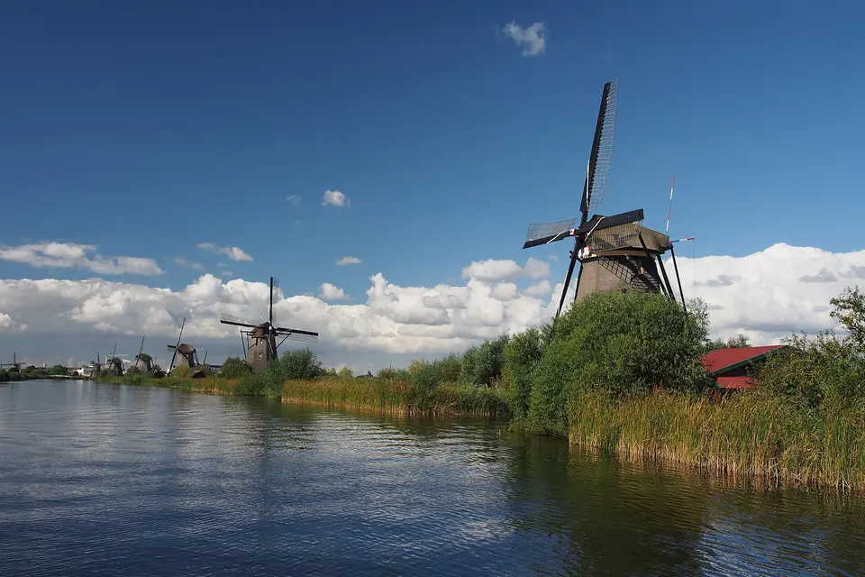 Molens langs het water bij Kinderdijk in de Alblasserwaard